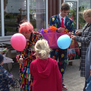 Ballonnen uitdelen