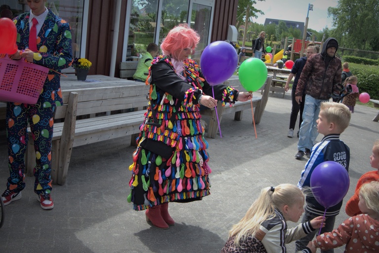 Ballonnen uitdelen